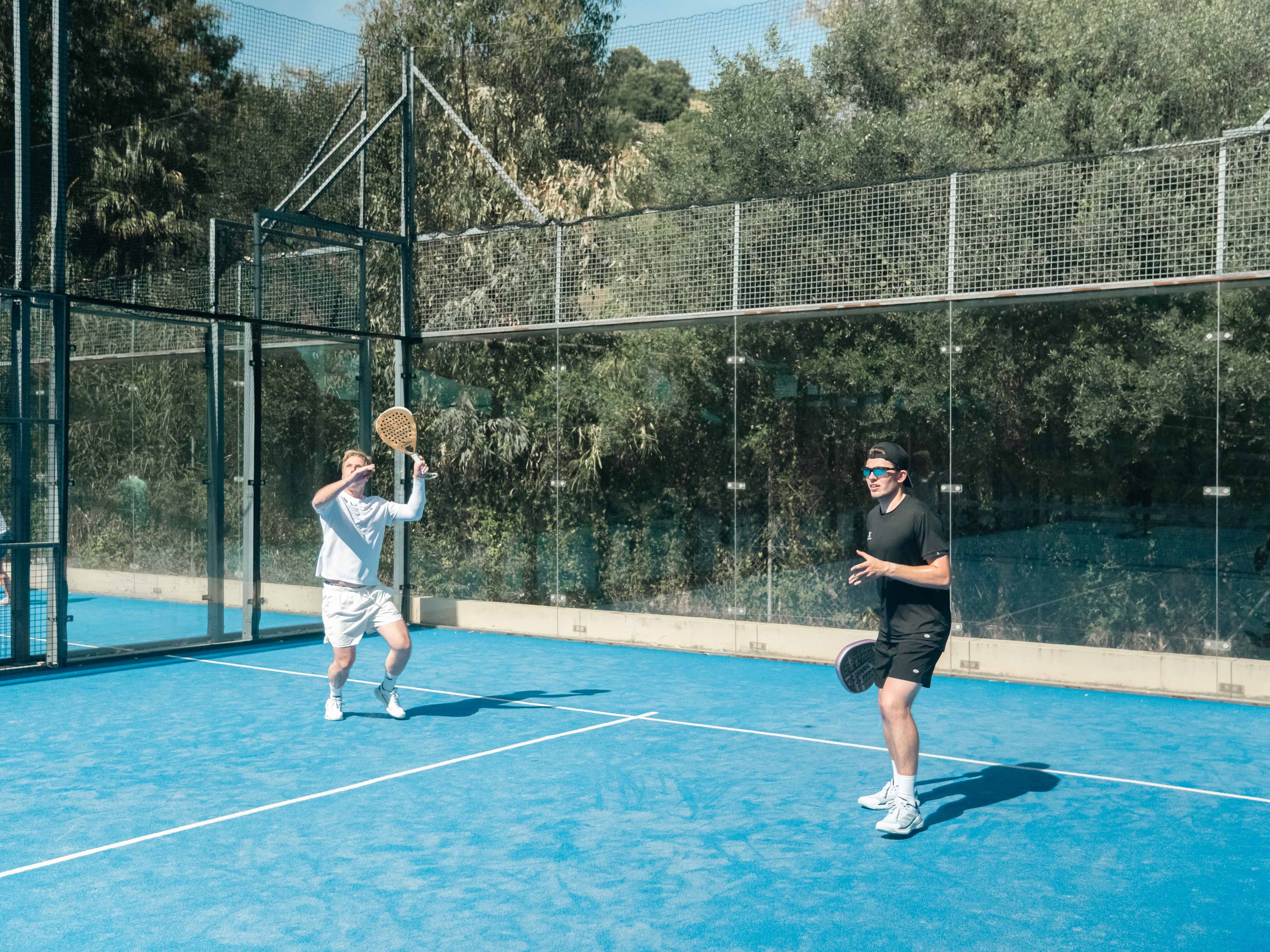 To spillere i gang med en træning på padelbanen