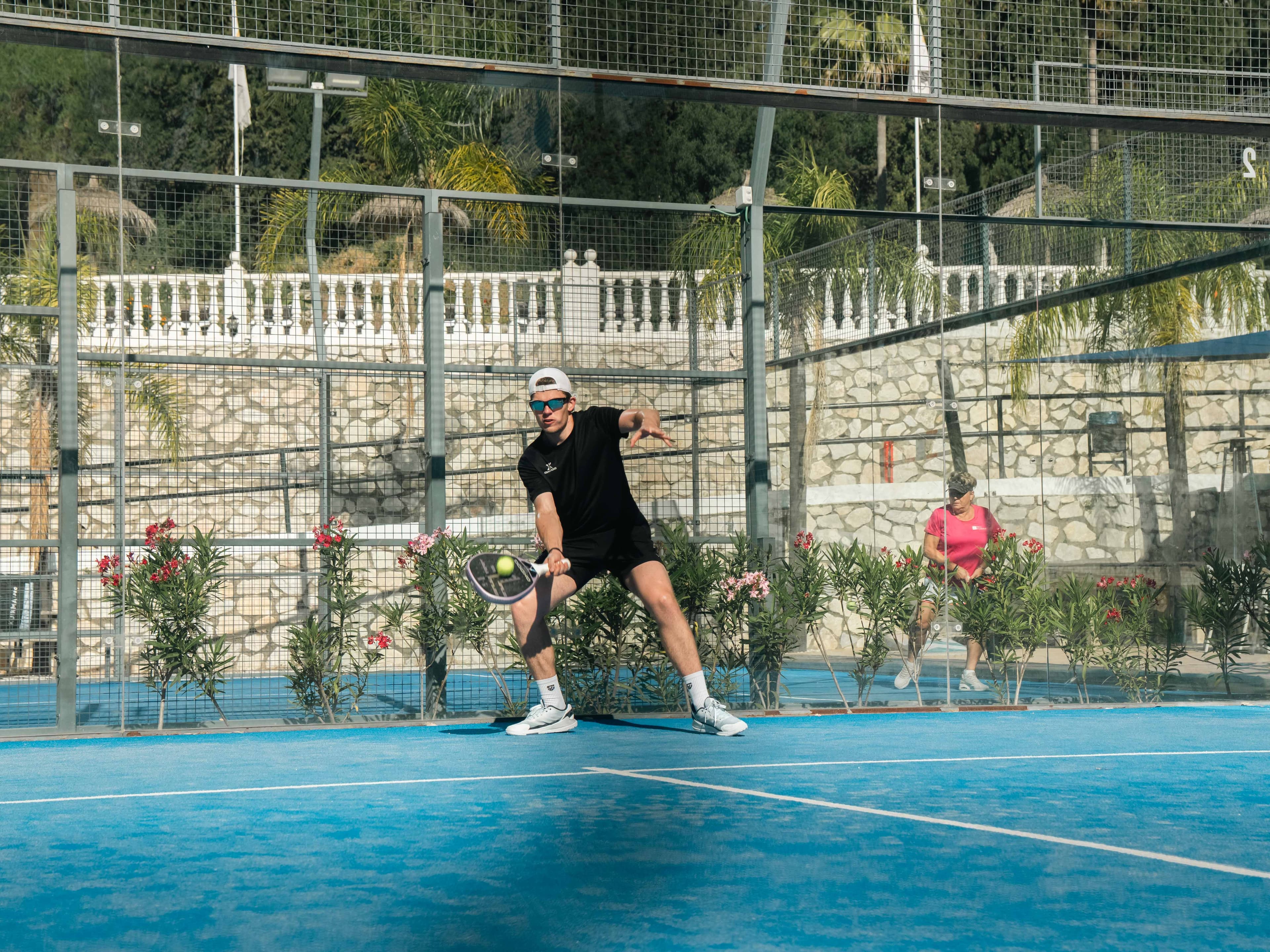 Padelbane i solskin på Finca Naudrup