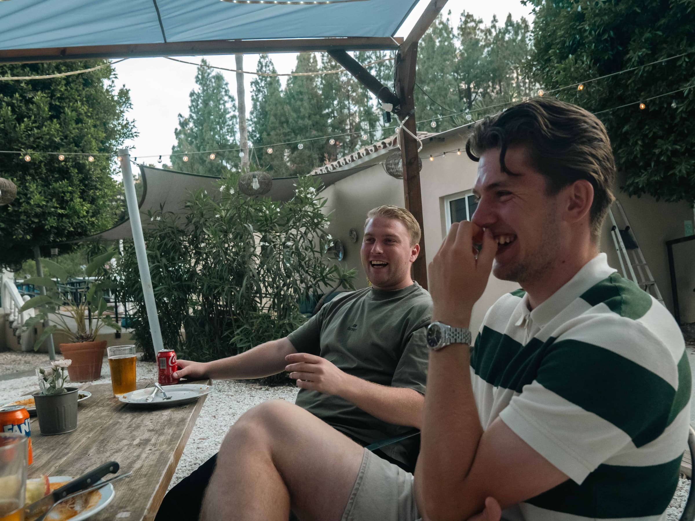 En øl i skyggen efter dagens træning
